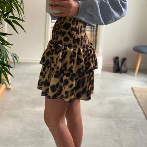 Superfin leopard mönstrad kjol köppt på Two angels i Göteborg. Selja för att den inte kom till användning längre. Den har en resor midja så att den passa även mindre storlekar. Köparen står för flackt:) pris går att diskutera. Kan mötas upp i Göteborg 