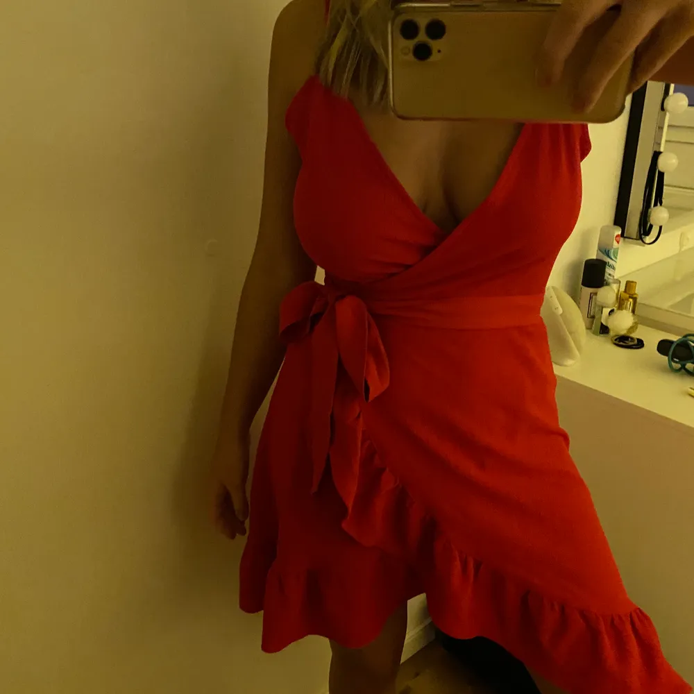 Säljer denna fina röda klänning från ginatricot, använd ett fåtal gånger. Mycket bra skick, storlek 36. Säljer för 150kr, köparen står för frakten. . Klänningar.