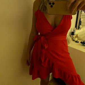 Säljer denna fina röda klänning från ginatricot, använd ett fåtal gånger. Mycket bra skick, storlek 36. Säljer för 150kr, köparen står för frakten. 