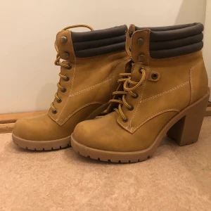 Kängor med klackar  - Snygga använda 1 gång 