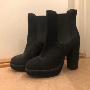 Klackar  - Snygga boots klackar jag aldrig använt utomhus 