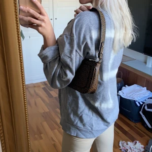 Sweater i perfekt skick, supermjuk 🥺 - Supergosig sweater, använd fåtal gånger! Tryck på ryggen 🌹 50 kr frakt 