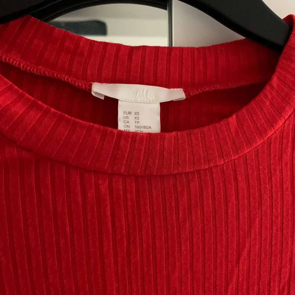 Snygg röd body från H&M! Knappt använd, frakt tillkommer! ❤️. Toppar.