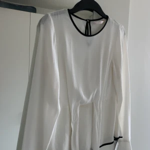 Vit blus  - Vit blus från Zara med knytning framtill, frakt tillkommer! 