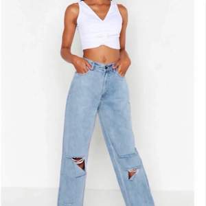 Blå jeans från bohoo köpta för ca. 1/2 år sen, använda fåtal gånger är i väldigt bra skick. skulle säga att jeansen passar en storlek 36/38 beroende på hur tight man vill att de ska sitta. Nypris 270kr