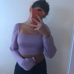 Lila off shoulder tröja - Pastell lila off shoulder tröja från h&m. Använd 1 gång. Storlek Xs men passar S också