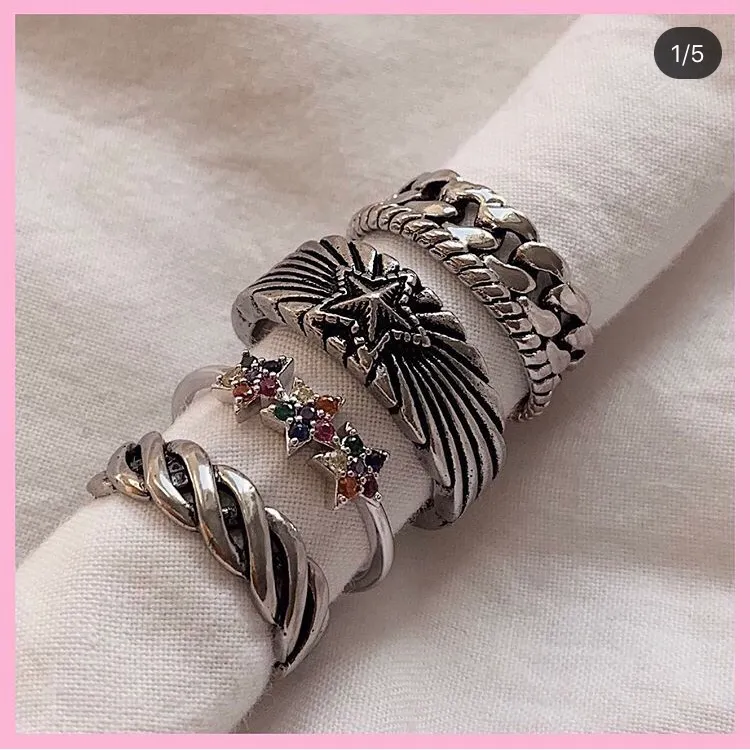 Två jättefina silverpläterade ringar köpta av @andyzign på instagram! Det är de två ringarna i mitten på första bilden. Säljer då de tyvärr inte passade mig. De är justerbara i storleken men var för stora för mig som bara har strlk 15. 90kr styck inklusive frakt!. Accessoarer.