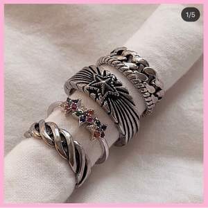 Två jättefina silverpläterade ringar köpta av @andyzign på instagram! Det är de två ringarna i mitten på första bilden. Säljer då de tyvärr inte passade mig. De är justerbara i storleken men var för stora för mig som bara har strlk 15. 90kr styck inklusive frakt!