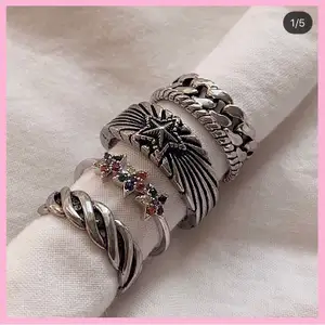 Två jättefina silverpläterade ringar köpta av @andyzign på instagram! Det är de två ringarna i mitten på första bilden. Säljer då de tyvärr inte passade mig. De är justerbara i storleken men var för stora för mig som bara har strlk 15. 90kr styck inklusive frakt!