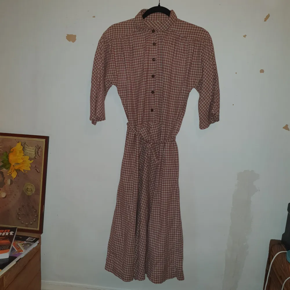 fantastisk vintage klänning i bomull, med knytband, 3/4 ärmar å knappar fram.. midilängd!. Klänningar.