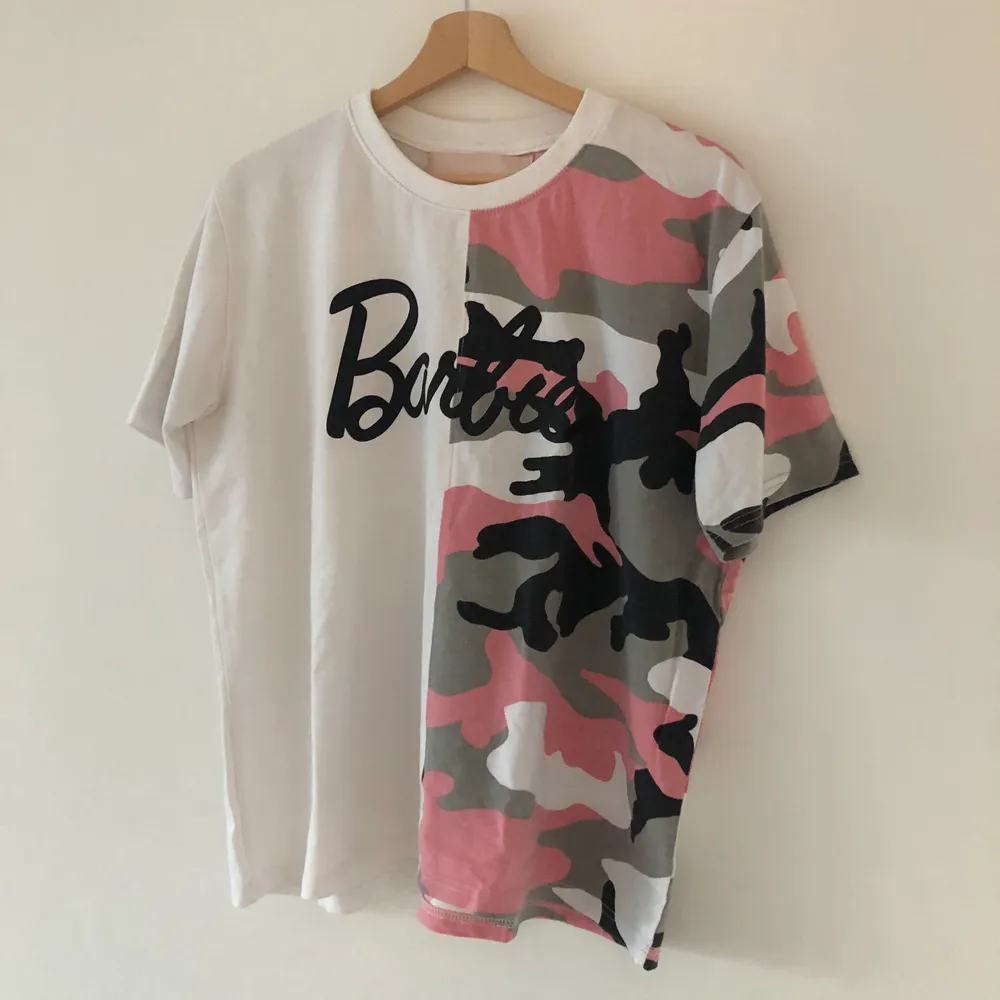 EJ TILLGÄNGLIG JUST NU En oversized tröja från missguided med Barbie tryckt över bröstet. Frakten betalas av köparen. Skriv gärna om du har några frågor✨. T-shirts.