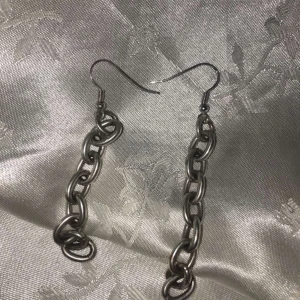 Örhängen  - Jättesnygga och unika örhängen som jag gjort själv. Köparen får stå för frakten 