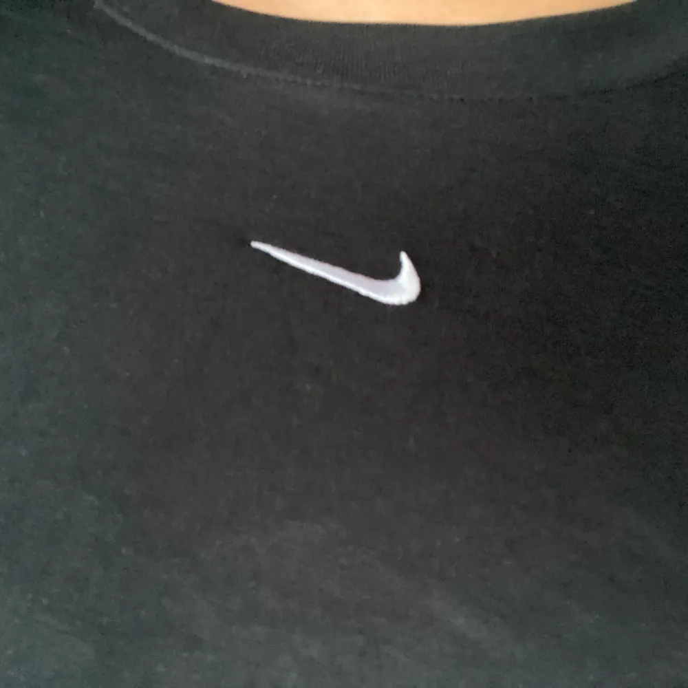 Superfin långärmad T-shirt med broderat märke från Nike. Endast provad då jag har liknande, alltså i nycksick. Storlek M. Spårbar frakt tillkommer på 63kr🥰📦. Toppar.