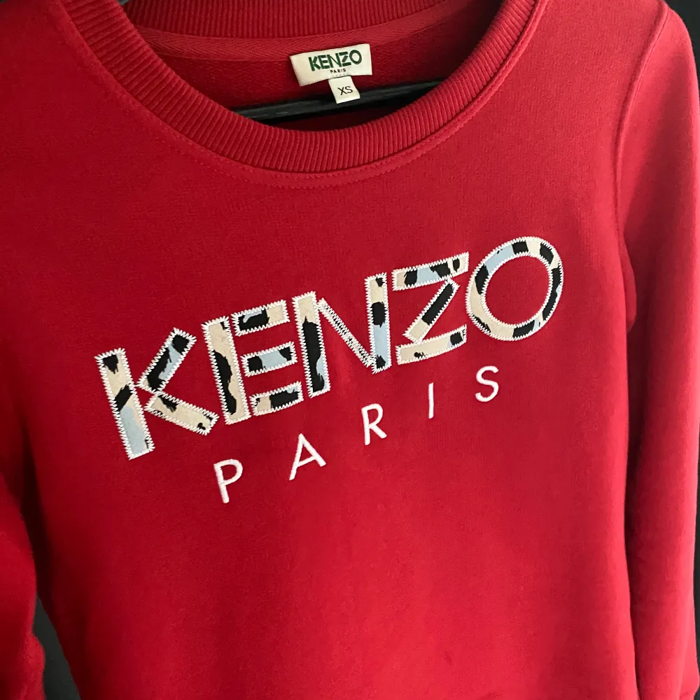 En röd sweatshirt från kenzo, köpte den för 2750kr❤️ Den är i bra skick och inte mycket använd. . Tröjor & Koftor.