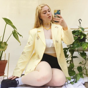 broderad kostym - helt underbar! broderade små fina blommor på framsidan. helt top skick, förutom en liten liten prick vid ena axeln. 