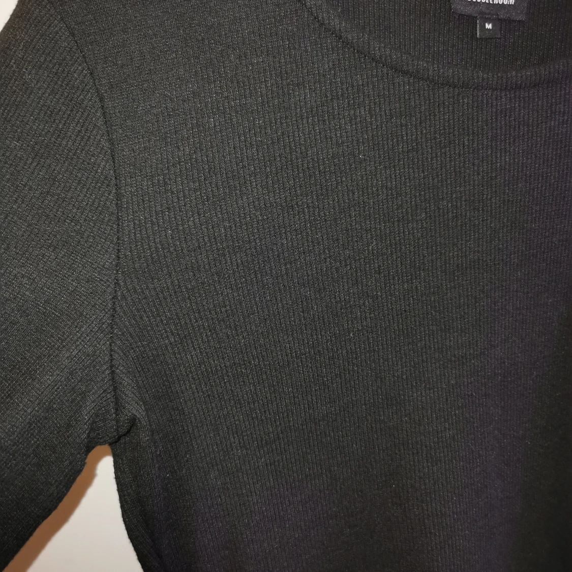 Svart tröja med en utvängd nederdel🖤 - 90