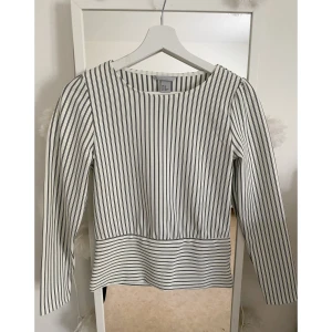 Randig blus - Vit/svart blus som är SÅ fin! Tyvärr blivit för liten för mig. Använd 2 ggr. 