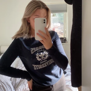 Morris tröja - Säljer denna superfina marinblåa Morris tröjan, aldrig använd storlek S/M ✨💕   Köptes ny för 899kr