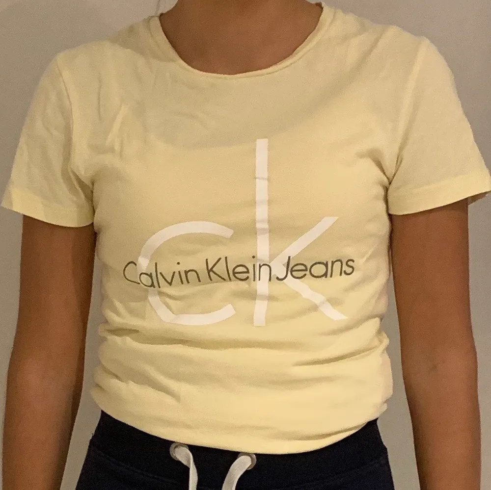En ljusgul T-shirt från Calvin Klein i bra skick.. T-shirts.
