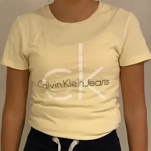 En ljusgul T-shirt från Calvin Klein i bra skick.
