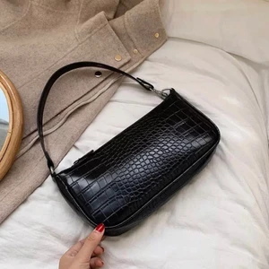 Väska - Säljer min svarta väska ifrån @byanastasia (bilden är inte min utan är tagen från deras instagramsida)                       Den är i fint skick och säljs för 150kr