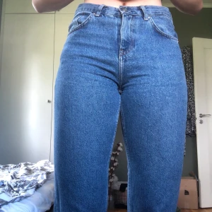 Boyfriend jeans - Boyfiend jeans eller Girlfriend jeans som bikbok kallar dem. De är i bra skick. Säljer dem pga att de blivit för små. Kan mötas upp runt Borås, Landvetter eller Mölndal. Annars kan jag posta, då delar vi på fraktkostnaden.