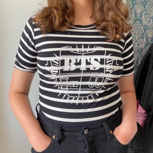 BTS JUBGKOOK T-SHIRT - BTS merch med jungkooks namn på baksidan, plagget har deras gamla logga på framsidan. Tröjan är stretchig så den passar bra från small till large, vi kan dela på leveranskostnaden💜