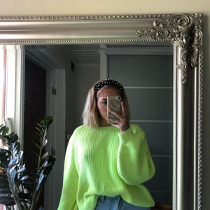 Stickad tröja från MQ - En jättefin stickad tröja från MQ som jag tyvärr måste sälja då den inte kommit till användning. Nypris: 500 kr och säljer nu för 225 kr. Kan mötas i Stockholm, annars står köparen för frakten.