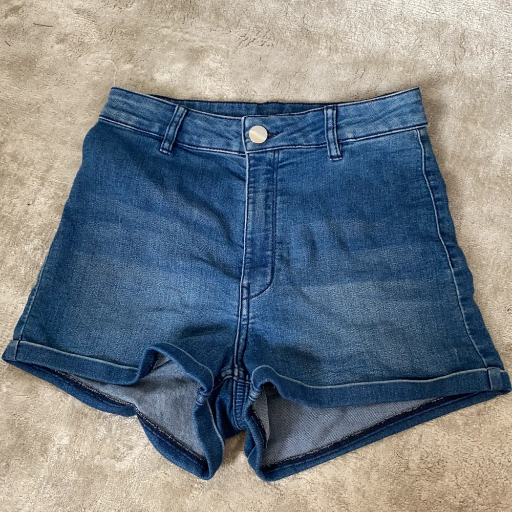Blåa strechiga jeansshorts från h&m. . Shorts.