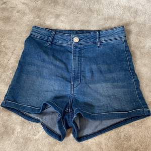 Blåa strechiga jeansshorts från h&m. 