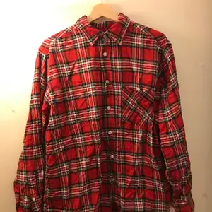 En röd flannellskjorta från märket new York stil, om du vill vara grunge i storlek large