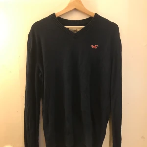 Hollister tröja - Tokfin Mörkblå hollister tröja i storlek medium