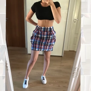 Tommy Hilfiger kjol - En helt ny kjol från Tommy Hilfiger! Kjolen är i storlek L/42 och  normal i storleken, kjolen passar inte mig utan jag drar åt den på baksidan. Vid frågor skriv gärna!☺️ köpt för cirka 1200kr. Pris kan diskuteras! Köpare står för frakt! 