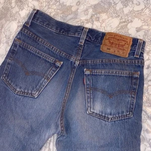 Levi’s jeans - Från 90-talet! Säljer då de är alldeles för små för mig! Det står size 28 waist och 32 lenght, men skulle säga att de är strl 25. Fint skick, kan frakta eller mötas upp på söder 🧚🏼‍♀️ bra längd för mig som är 1,75 cm, ganska lågmidjade & vida där nere. 