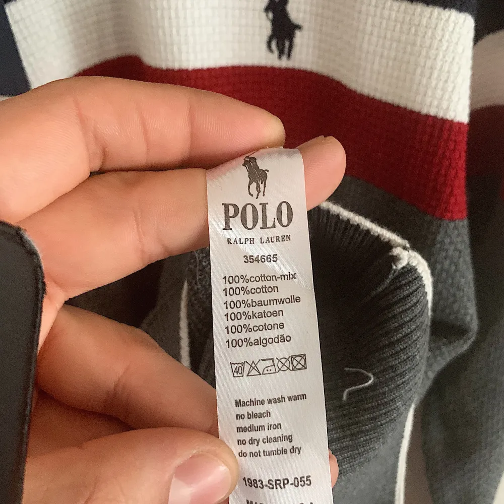 Ralph Lauren Polo tröja både för killar/tjejter (Unisex) Storlek: M Frakt med spårnummer kostar 63kr. Hoodies.