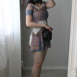 Kort klänning  - Har använt 1 gång. Lite tjock tyg. Pris inkl frakt. Går bra att betala via Swish😊 