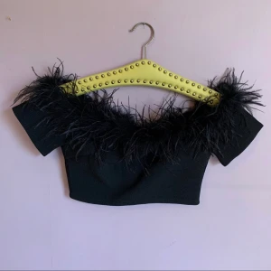 Off-shoulder top med svandun  - Mått (mätt platt): byst/armhåla-till-armhåla ca 40 cm, nertill ca 33 cm, längd ca 27 cm, ärmlängd ca 10 cm och vidd upptill ca 46 cm. Ganska stumt tyg, stretchar Max 2 cm. Blixtlås bak. 