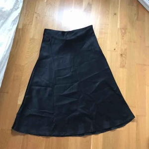  - Jättefin svart kjol i satin från Boohoo som är på gränsen till för liten till mig som har M. Knappt använd, frakt tillkommer! :)