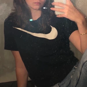 Svart Nike t-shirt  - Nike t-shirt i bra skick, använt enstaka gånger. Storlek S men hade passat m också. 150kr exkl. frakt