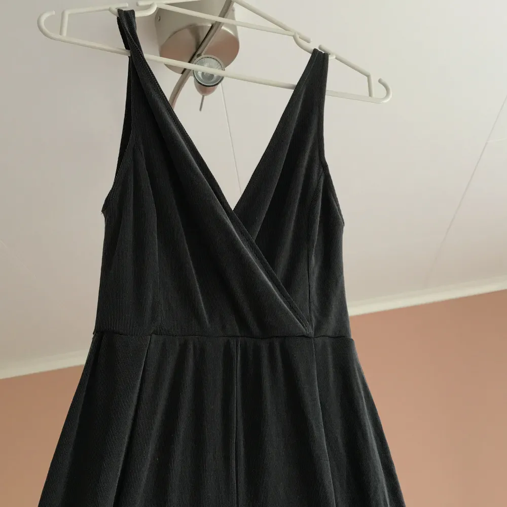 Min personliga favorit klänning! En svart/grå klänning köpt i Dubai! Bootcut och strechig! Storlek S. Klänningar.