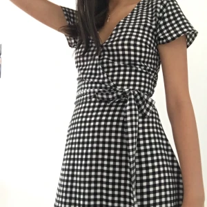 En jätte söt tunn sommar klänning  - Super söt tunn sommarklänning från Hm i storlek XXS/XS . Den har knappar som spänns innanför och på. Med en dekorativ band som man knyter.  ☺️🥺