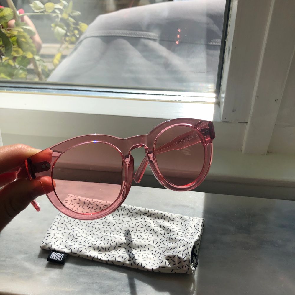 Oanvända solglasögon från CHIMI Eyewear. Modell - Guava #003 clear. Mycket fint skick! Bågen och linsen är genomskinlig. Nypris är 999,00 kr men säljs för 500 kr, pris kan förhandlas vid snabb affär. Frakt ingår ej. Passar bra till sommaren!. Accessoarer.