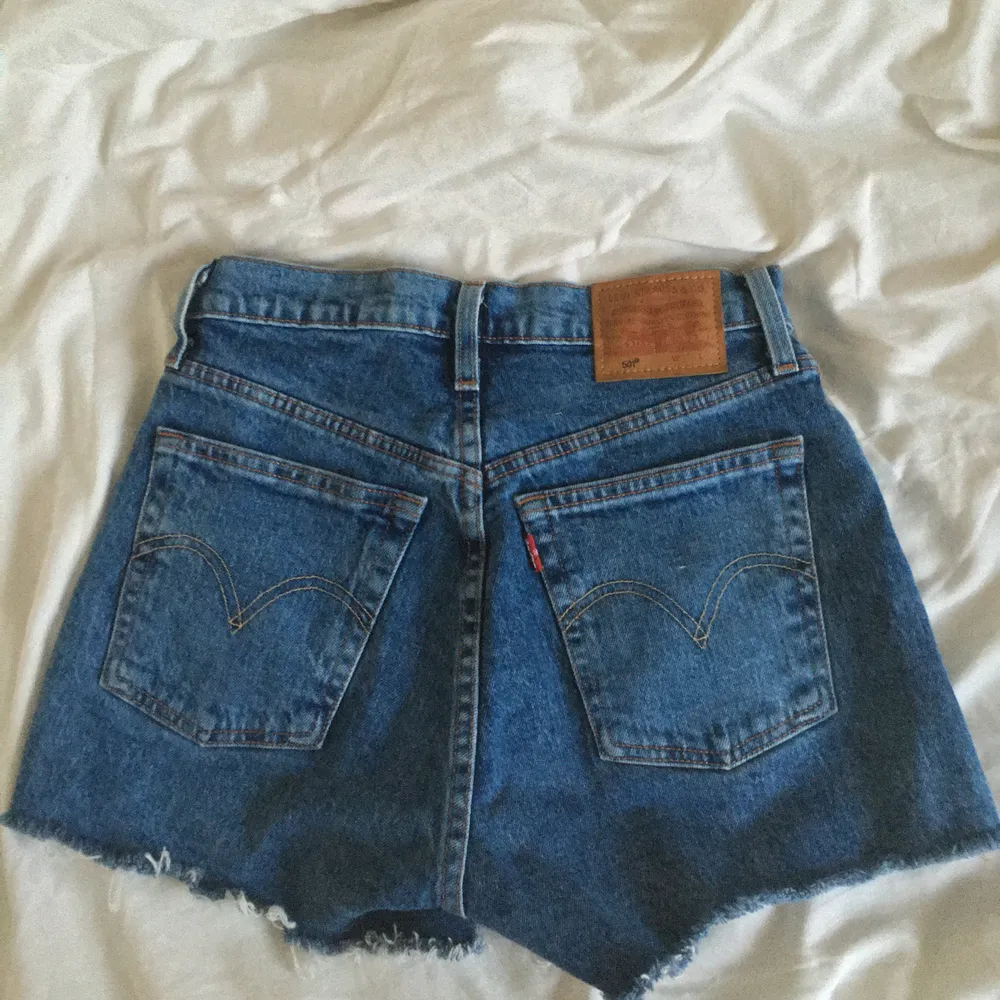 Säljer dessa helt nya levis shorts pga använder dom inte, endast använda en gång! (Frakt ingår) 💗. Shorts.