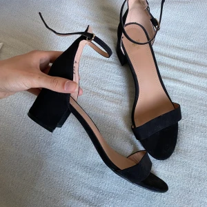 Sandaletter - Oanvända sandaletter från H&M i storlek 38 (dock en större 38a). Klackhöjd typ 4cm. 