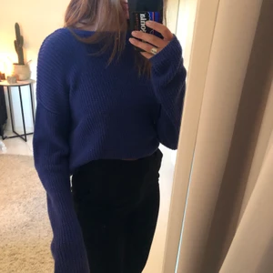 Stickad tröja från Nakd - Blå stickad tröja från Nakd med urringad rygg, går även att använda med den urringade sidan fram. Sparsamt använd, frakt tillkommer. 