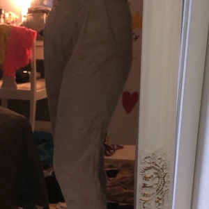 Snygga byxor - Säljer dessa jättesnygga byxor från H&M. Säljer dem för att jag inte använder dem. Dem är endast använda ett fåtal gånger. Köpta för 200kr