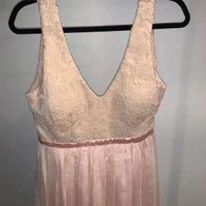 Balklänning 💐🌺🌸 - Ljusrosa balklänning med broderat tyg upptill bysten🌺 O storlek 38 och har inbyggda kupor, passar mig i längden som är 170 lång 🌺