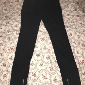 Svarta byxor  - Storlek XS. Säljes eftersom dom inte kommer till användning.  Köparen står för frakt ☺️   #Jeans, #SvartaJeans, #Byxor, #Kläder