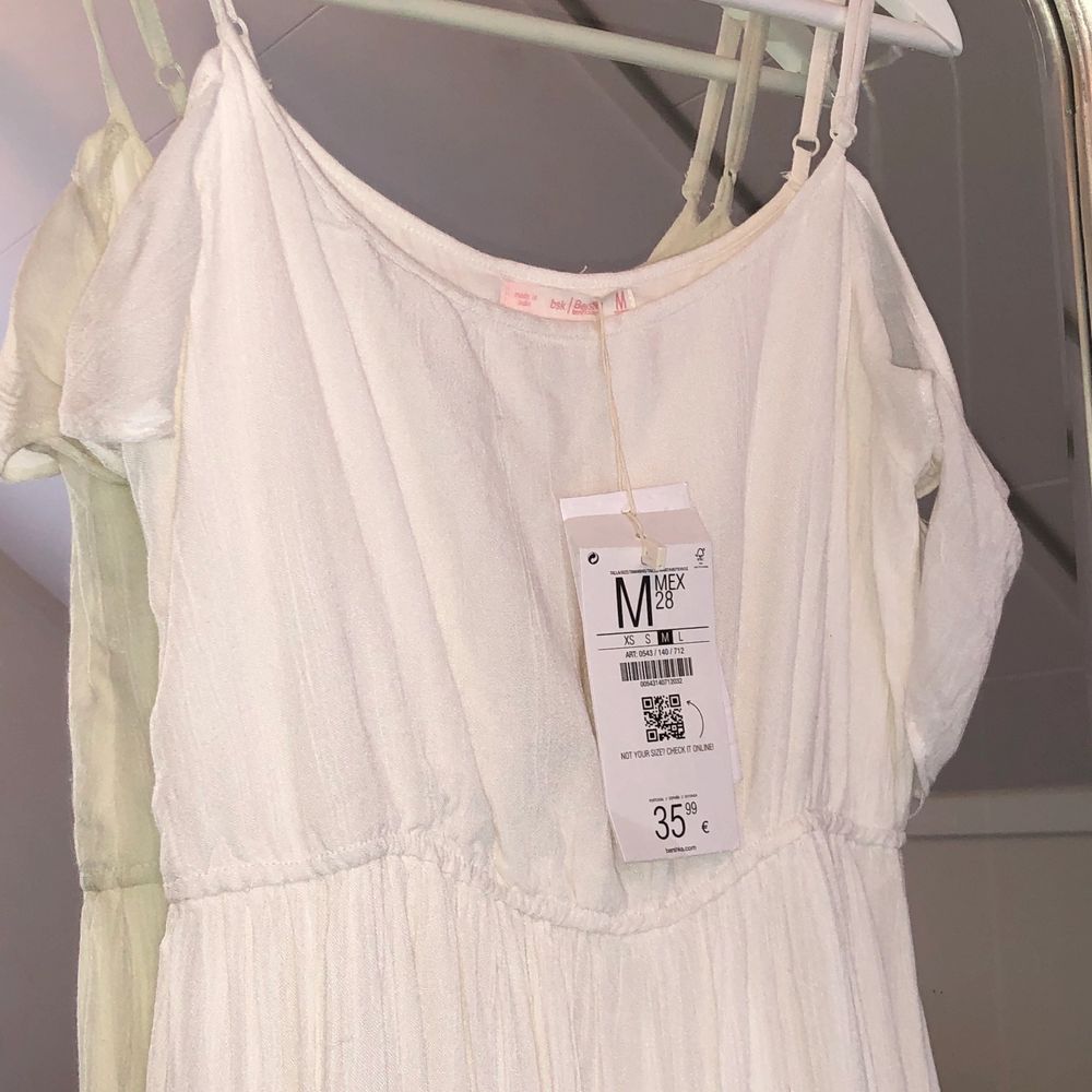 Romantisk och bohemisk klänning från Bershka. Fick i present av en släkting som köpt den i Spanien, när den va för lång (är 158) gick det ej att byta. Prislapp kvar!! Har ni frågor eller funderingar är det bara att höra av sig. Köparen står för frakt 🚚 . Klänningar.