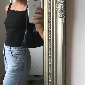 Fin topp - Fin topp från mango som är storlek L men passar även mindre storlekar beroende på hur tajt man vill att den ska sitta. 